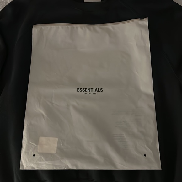 Essential Pullover Black Crewneck - Picture 5 of 5